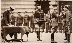 Re Giorgio V conferisce la Victoria Cross al soldato Wilfred Edwards, Kings Own Yorkshire Light Infantry, 1914-1918 da English Photographer